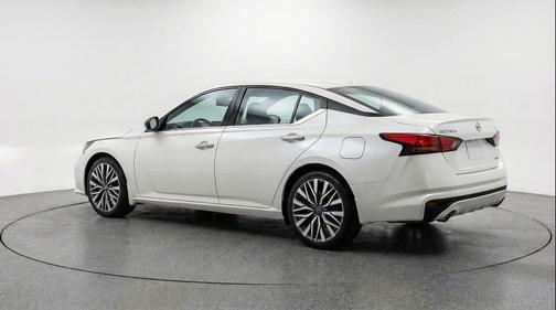 Glacier White 2025 Nissan Altima SV FWD