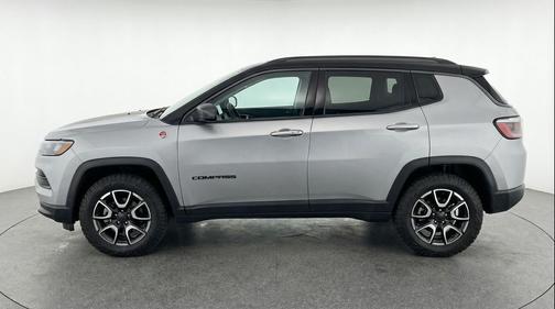 Silver Zynith Metallic Clearcoat 2025 Jeep Compass Trailhawk