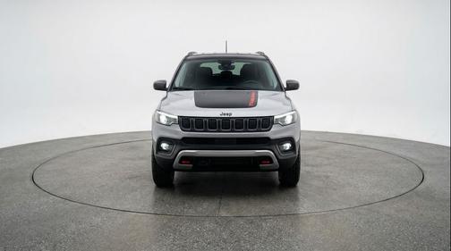 Silver Zynith Metallic Clearcoat 2025 Jeep Compass Trailhawk