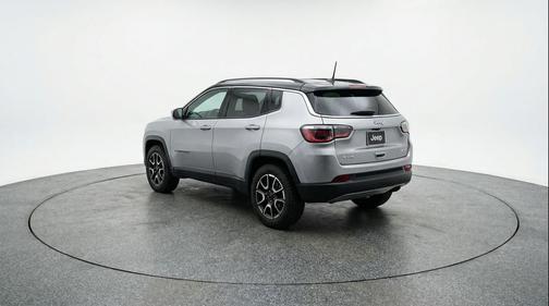 Silver Zynith Metallic Clearcoat 2025 Jeep Compass Trailhawk