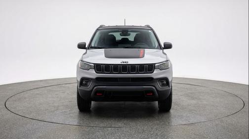 Silver Zynith Metallic Clearcoat 2025 Jeep Compass Trailhawk