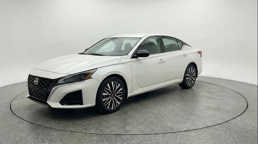 Glacier White 2025 Nissan Altima SV FWD