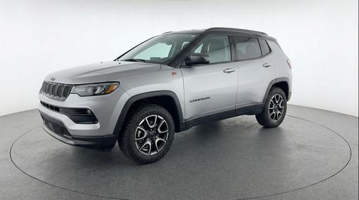 Silver Zynith Metallic Clearcoat 2025 Jeep Compass Trailhawk
