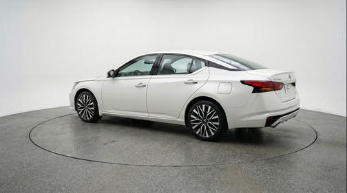 Glacier White 2025 Nissan Altima SV FWD