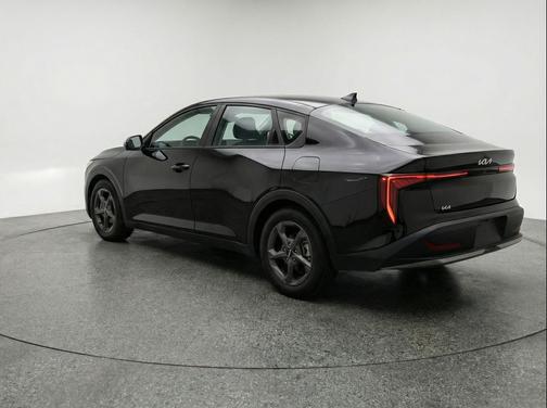 Aurora Black Pearl 2025 Kia K4 LXS
