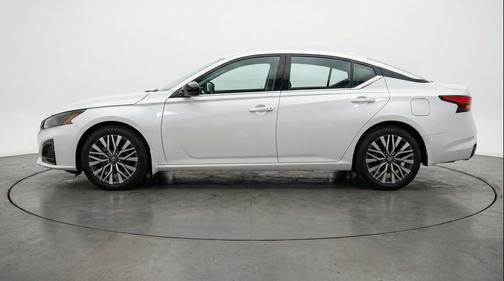 Glacier White 2025 Nissan Altima SV FWD