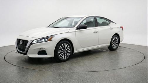 Glacier White 2025 Nissan Altima SV FWD