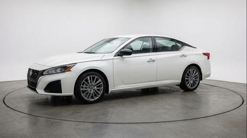 Glacier White 2025 Nissan Altima SV FWD