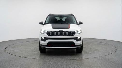Bright White Clearcoat 2025 Jeep Compass Trailhawk