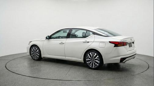 Glacier White 2025 Nissan Altima SV FWD