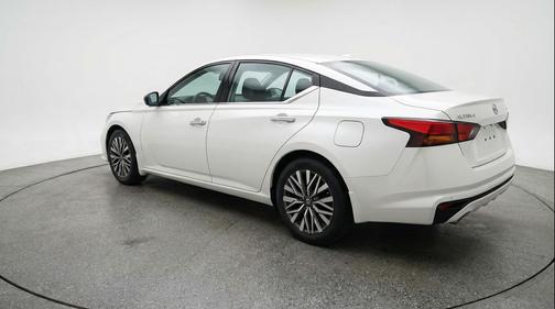Glacier White 2025 Nissan Altima SV FWD
