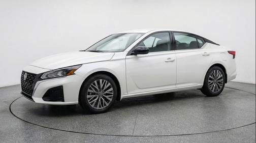 Glacier White 2025 Nissan Altima SV FWD