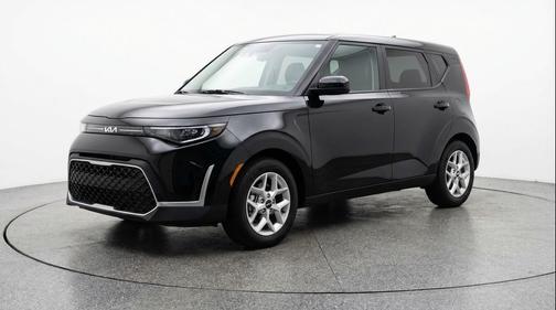 Fusion Black 2025 Kia Soul LX