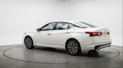 Glacier White 2025 Nissan Altima SV FWD