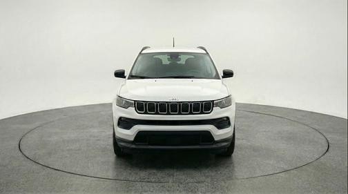 Bright White Clearcoat 2025 Jeep Compass Latitude
