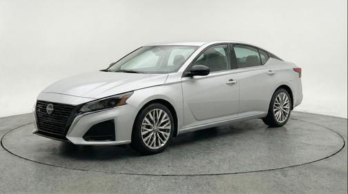 Brilliant Silver Metallic 2025 Nissan Altima SV FWD