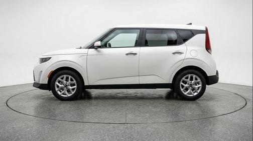 Snow White Pearl 2025 Kia Soul LX