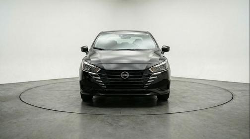 Super Black 2025 Nissan Versa 1.6 SV