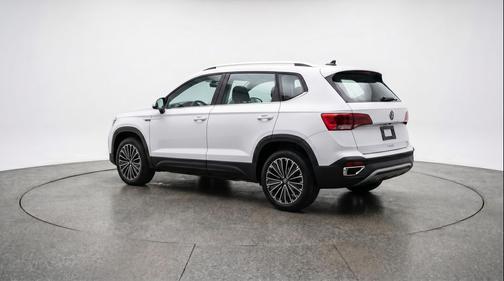Pure White 2025 Volkswagen Taos 1.5T SE