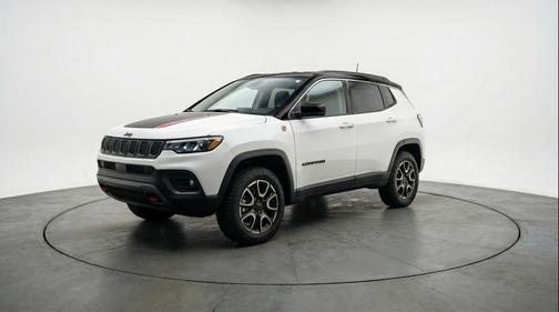 Bright White Clearcoat 2025 Jeep Compass Trailhawk