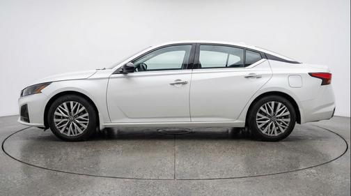 Glacier White 2025 Nissan Altima SV FWD