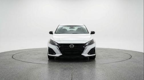 Glacier White 2025 Nissan Altima SV FWD