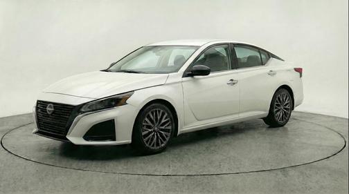 Glacier White 2025 Nissan Altima SV FWD