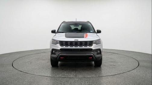 Silver Zynith Metallic Clearcoat 2025 Jeep Compass Trailhawk