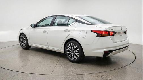 Glacier White 2025 Nissan Altima SV FWD