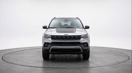 Silver Zynith Metallic Clearcoat 2025 Jeep Compass Trailhawk