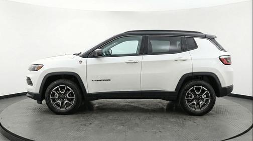 Bright White Clearcoat 2025 Jeep Compass Trailhawk
