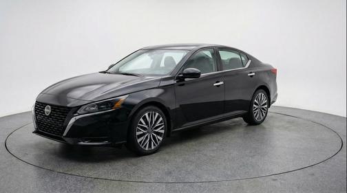 Super Black 2025 Nissan Altima SV FWD