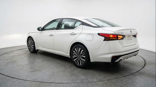 Glacier White 2025 Nissan Altima SV FWD