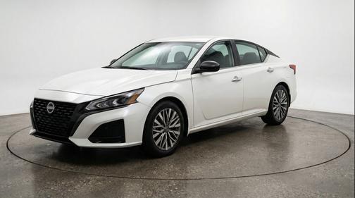 Glacier White 2025 Nissan Altima SV FWD