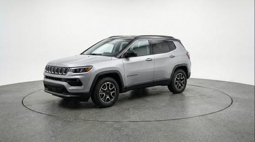 Silver Zynith Metallic Clearcoat 2025 Jeep Compass Trailhawk