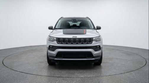 Silver Zynith Metallic Clearcoat 2025 Jeep Compass Trailhawk