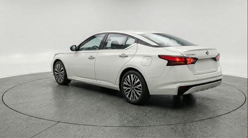 Glacier White 2025 Nissan Altima SV FWD