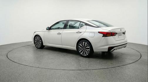 Glacier White 2025 Nissan Altima SV FWD