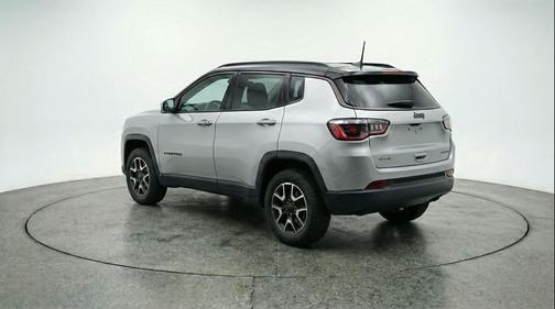 Silver Zynith Metallic Clearcoat 2025 Jeep Compass Trailhawk