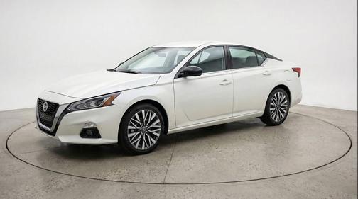 Glacier White 2025 Nissan Altima SV FWD