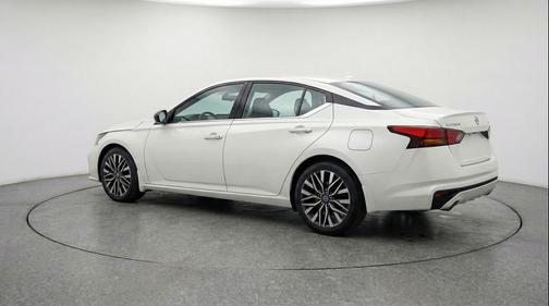 Glacier White 2025 Nissan Altima SV FWD