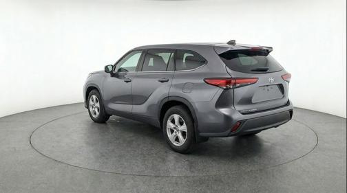 Magnetic Gray Metallic 2025 Toyota Highlander LE