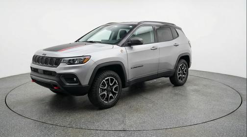 Silver Zynith Metallic Clearcoat 2025 Jeep Compass Trailhawk