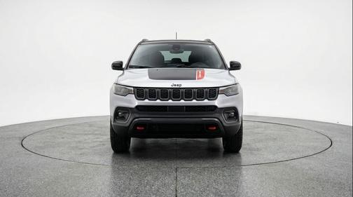 Silver Zynith Metallic Clearcoat 2025 Jeep Compass Trailhawk