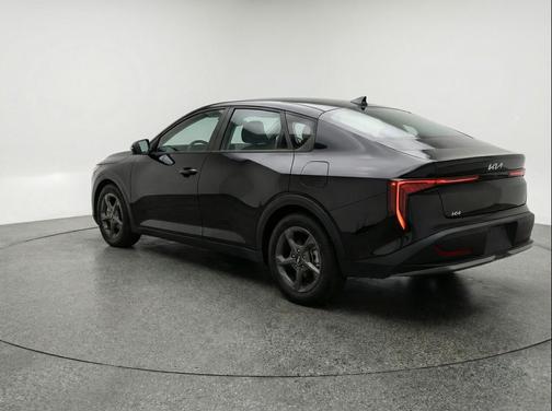 Aurora Black Pearl 2025 Kia K4 LXS