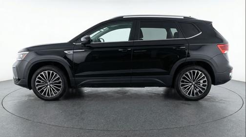 Deep Black Pearl 2025 Volkswagen Taos 1.5T SE