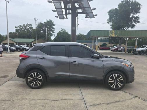 Gun Metallic 2018 Nissan Kicks SV