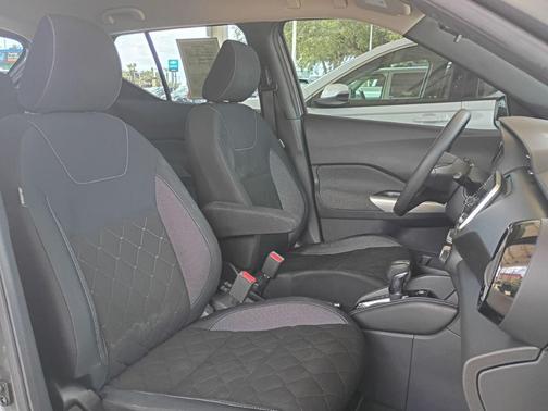 Gun Metallic 2018 Nissan Kicks SV
