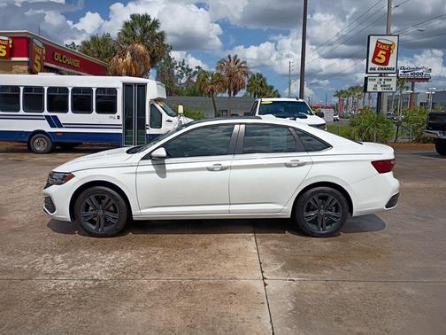 Opal White Pearl 2023 Volkswagen Jetta 1.5T SE