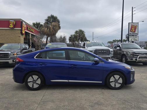2022 Hyundai IONIQ Hybrid SE